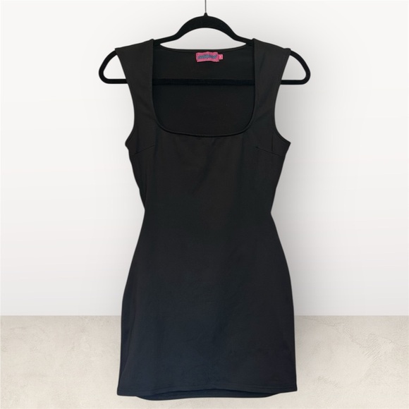 Edikted Dresses & Skirts - Edikted It Girl Sleeveless Back Cutout Mini Little Black Party Dress- Size M